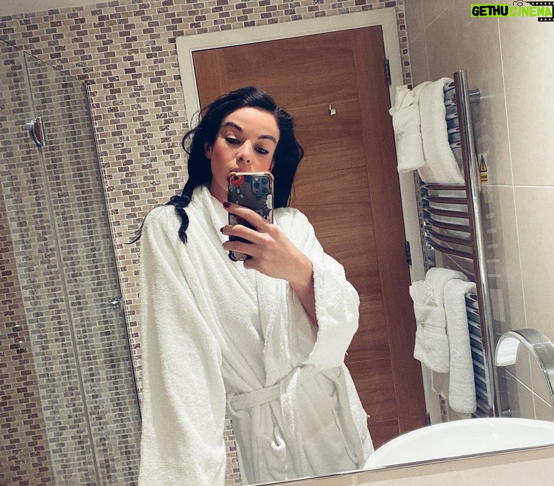 Jade Ramsey Instagram - Feel like I’m in home alone 2 eating room service in a hotel dressing gown. Been such a relaxing day and night having a massage and spa and epic food at @captainsclubhotel ⚓️🧳🐙 Captain's Club Hotel and Spa