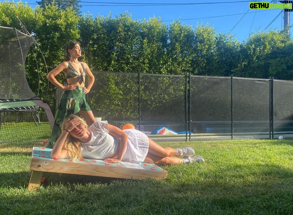 Jade Ramsey Instagram - Summer bits 🪻