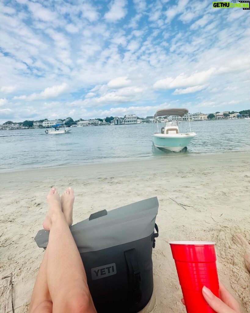 Jaime Pressly Instagram - Water✅ boat✅ Yeti✅ solo cup✅ friends✅ love✅ home✅ #homesweethome #northcarolina #islands #friends #family #love #peace #saltlife #home