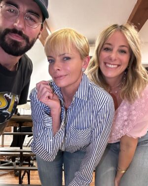 Jaime Pressly Instagram - So this just happened! The longer the strike the shorter my hair. Love my new do!! Cut by @skevozembillas  Color by @ccohen #cutitoff #newdo #hairstyle #fun #loveit #transformation #change #release #happy