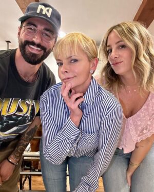 Jaime Pressly Instagram - So this just happened! The longer the strike the shorter my hair. Love my new do!! Cut by @skevozembillas  Color by @ccohen #cutitoff #newdo #hairstyle #fun #loveit #transformation #change #release #happy
