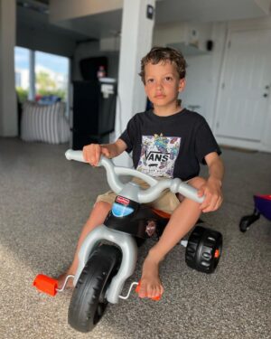 Jaime Pressly Instagram - Happy 6th birthday to my beautiful boys Leo and Lenon who make everyday nothing short of eventful. I love you to the moon and back a thousand times. #happybirthday #mamasboys #twins #doubletrouble