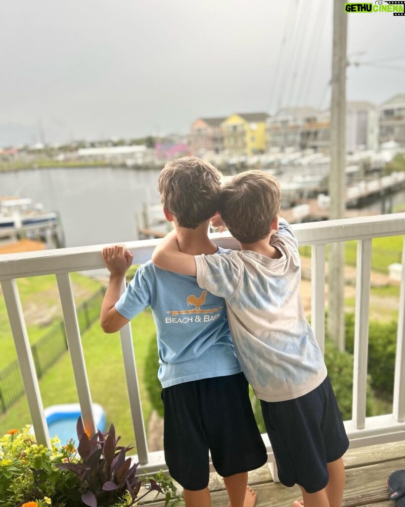 Jaime Pressly Instagram - Happy 6th birthday to my beautiful boys Leo and Lenon who make everyday nothing short of eventful. I love you to the moon and back a thousand times. #happybirthday #mamasboys #twins #doubletrouble