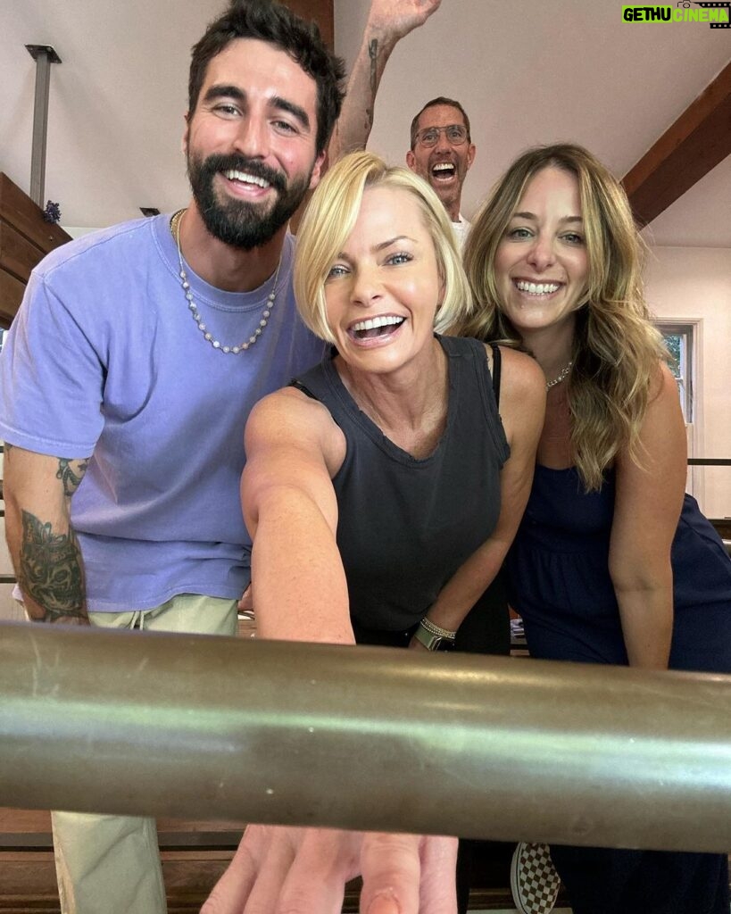 Jaime Pressly Instagram - Got bored again so I went to the salon and let this amazing crew do whatever they wanted and as usual I LOVE IT!! Thank you @ccohen for the beautiful color and @skevozembillas for the amazing new cut! #fun #color #hairstyle #salon #changeisgood