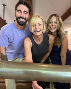 Jaime Pressly Instagram - Got bored again so I went to the salon and let this amazing crew do whatever they wanted and as usual I LOVE IT!! Thank you @ccohen for the beautiful color and @skevozembillas for the amazing new cut! #fun #color #hairstyle #salon #changeisgood