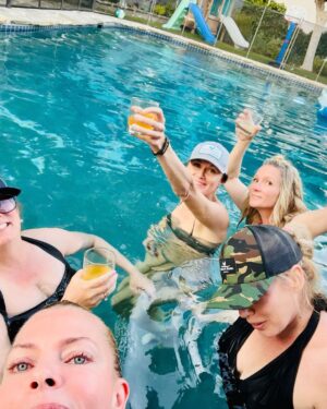 Jaime Pressly Instagram - Everything is better when your BF’s come over. Sometimes you just have to embrace the moment and let it all go. I am so fortunate to have the same friends I grew up with. I love you ladies like the day is long. Best weekend ever! #bff #phenomenalwoman #highschool #besties #goodforthesoul