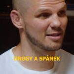 Jakub Kotek Instagram - Díky príma ohlasům na podcast s @jan_marshalek jsme pro vás natočili přídavek 🎙️Celý díl 2 hodiny 20 minut online na HEROHERO (link BIO) 🖥️ Jako bonus pro předplatitele máme soutěž o produkty @bside.cz 🤙 #EASYcast . . Mezi hodinou bonusového obsahu najdete: - Steroidy zvyšují riziko vzniku rakoviny 💉 - Proč nekouřit marihuanu před spánkem? 🌿 - Trénink Davida Dvořáka 🤼‍♀️🤼 - Ideální tepová frekvence v tréninku 📈 - Jak zhubnout rychle do plavek. - Bílkoviny a sacharidy - jak je dávkovat? 🍕 - Proč necvičit při začátku nemoci? 🫀 - Teplota v ložnici její vliv na spánek? 🌡️ - Existuje anabolické okno? 🪟 - Jak přestat se steroidy. - Sacharidy na večer jsou mýtus 🍣 - Mohou děti cvičit s váhou? 👩‍🍼 - Výchova dětí. - Důležitost REM spánku 😴 . . #boží