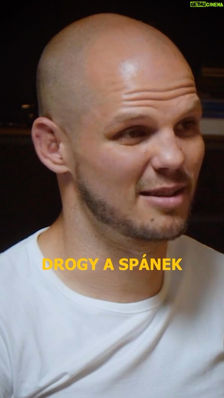 Jakub Kotek Instagram - Díky príma ohlasům na podcast s @jan_marshalek jsme pro vás natočili přídavek 🎙️Celý díl 2 hodiny 20 minut online na HEROHERO (link BIO) 🖥️ Jako bonus pro předplatitele máme soutěž o produkty @bside.cz 🤙 #EASYcast . . Mezi hodinou bonusového obsahu najdete: - Steroidy zvyšují riziko vzniku rakoviny 💉 - Proč nekouřit marihuanu před spánkem? 🌿 - Trénink Davida Dvořáka 🤼♀️🤼 - Ideální tepová frekvence v tréninku 📈 - Jak zhubnout rychle do plavek. - Bílkoviny a sacharidy - jak je dávkovat? 🍕 - Proč necvičit při začátku nemoci? 🫀 - Teplota v ložnici její vliv na spánek? 🌡️ - Existuje anabolické okno? 🪟 - Jak přestat se steroidy. - Sacharidy na večer jsou mýtus 🍣 - Mohou děti cvičit s váhou? 👩🍼 - Výchova dětí. - Důležitost REM spánku 😴 . . #boží