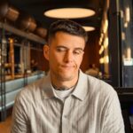 Jakub Kotek Instagram - Možná si říkáte sakra tyhle fotky už sem viděl - a máte pravdu. Instagram mi je bohužel smazal se strohým vysvětlením, že byly moc „boží“ (to se mi stává pořád) 🤷🏻‍♂️ Všichni víte, že já pivo moc rád a o pivní spolupráci se okrást nenechám. Vyjděme tedy do hospod na @volbasladku a dejme si HOPHOPHOP z moderního „českého“ chmele 🍺 ale pozor už dochází ⏲️ Váš pivomág Kuba. . . Pití alkoholu zakázáno osobám mladším 18 let. #napivosrozumem #volbasladku #hophophop #chmelchmelchmel #božíbožíboží #spoluprace