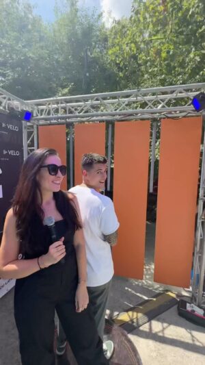 Jakub Kotek Instagram - Včera jsme s milovnicí kuřat Luckou moderovali „boží“ závodnickou akci Peoples Paddock 🏎️ @velo_.cz pro své věrné zorganizovalo závodní odpoledne ku příležitosti F1 v Maďarsku 🏁A jako partneři týmu Mclaren - zajistili tým moto-odborníků, autentických simulátorů a skvělých párků v rohlíku 🌭
.
.
18+ Tento výrobek obsahuje nikotin, který je vysoce návykovou látkou. #YouveGotVELO #jenprodospele #spoluprace