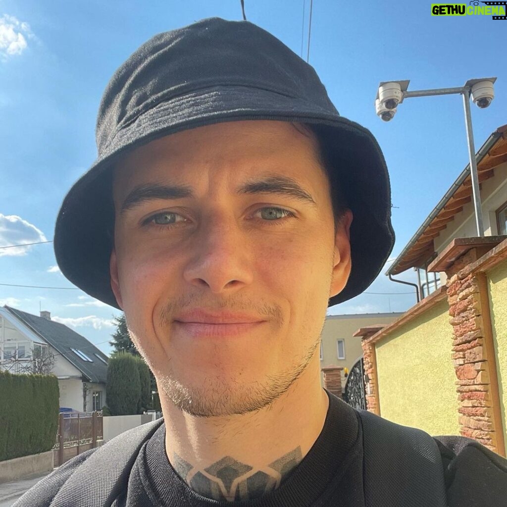 Jakub Kotek Instagram - Cejtim že potřebujete Kubu v klobouku 🧙tady je 🌻 zítra se vidíme na @starfest.cz 🎙️#buďboží Prague, Czech Republic