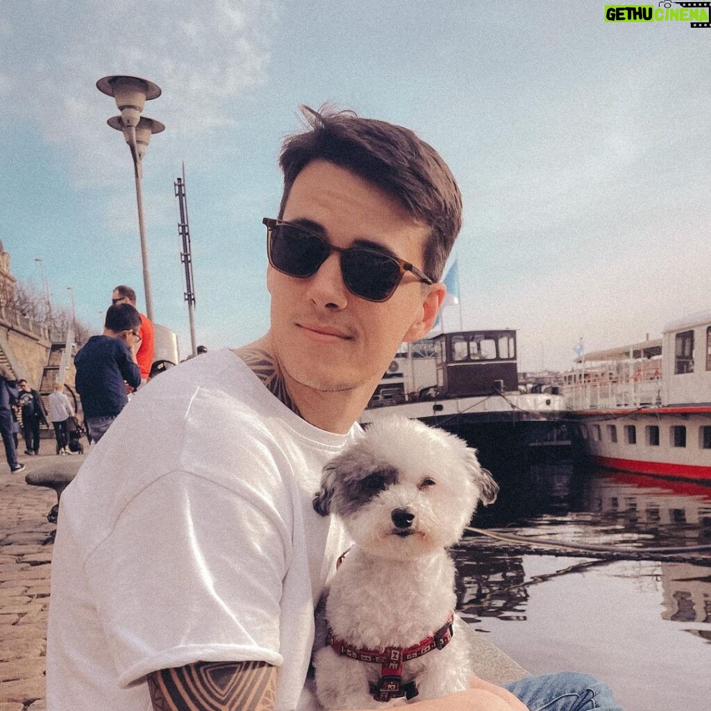 Jakub Kotek Instagram - Já a surikata 🐶 #buďboží