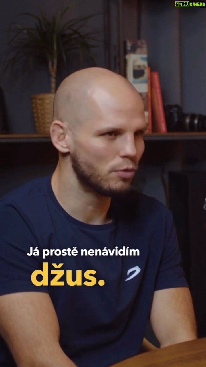 Jakub Kotek Instagram - Dali jste si ráno džus? 🧃#podcast #easycast #janmarsalek #jakubkotek