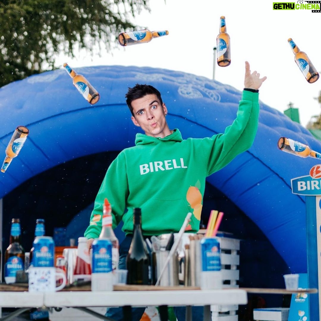 Jakub Kotek Instagram - Na skok do Pece 🏂 Na chuť Birrela 🍺 @birellcz #birelltepodrzi Byl jsem „koťákován“ (moje alternativa slova šokován) kolik nealkoholických Birell drinků si můžeš dát když seš trochu kreativní. PS: Ano umím žonglovat 🤹♀️ a pokud mě někdo osočí z toho, že se jedná photoshop dostane BAN a vypiju mu Birella 🥲 #buďkreativní #buďboží #spoluprace Pec Pod Snežkou