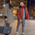 Jakub Kotek Instagram - S Jakubem evidujeme v naší párové databázi pár drobností, na kterých se v jinak poněkud harmonickém vztahu neshodneme. Jednou z těch věcí je dresscode na vyjímečné události❕Jako třeba naše rande. Jsou situace, kdy tepláčky a mikina s houmrem simpsonem neladí s charakterem mé představy o romantickém večeru. @celiocesko mi přišlo pod ruku ve správný čas a mně nedělalo větší potěšení, než si zahrát na reverzní Pretty Woman a oblíhnout si ho podle svého gusta 😏🔥 pokud chcete, máme pro vás i kód (of course) pro 15% slevu si dej: JAKUB15 ! #BeNormal #celiocesko #Valentýn #Rande #couple #couplereels #fashion #shopping #valentines #day