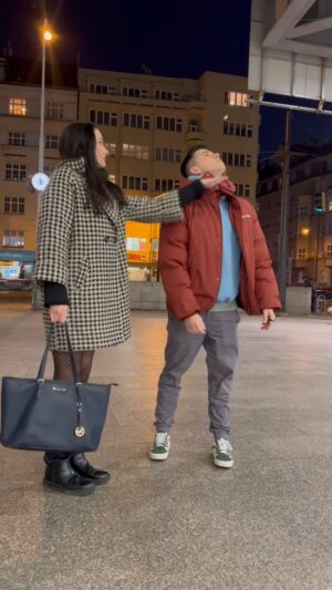 Jakub Kotek Instagram - S Jakubem evidujeme v naší párové databázi pár drobností, na kterých se v jinak poněkud harmonickém vztahu neshodneme. Jednou z těch věcí je dresscode na vyjímečné události❕Jako třeba naše rande. Jsou situace, kdy tepláčky a mikina s houmrem simpsonem neladí s charakterem mé představy o romantickém večeru. @celiocesko mi přišlo pod ruku ve správný čas a mně nedělalo větší potěšení, než si zahrát na reverzní Pretty Woman a oblíhnout si ho podle svého gusta 😏🔥 pokud chcete, máme pro vás i kód (of course) pro 15% slevu si dej: JAKUB15 ! #BeNormal #celiocesko #Valentýn #Rande #couple #couplereels #fashion #shopping #valentines #day