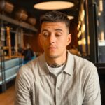 Jakub Kotek Instagram - Možná si říkáte sakra tyhle fotky už sem viděl - a máte pravdu. Instagram mi je bohužel smazal se strohým vysvětlením, že byly moc „boží“ (to se mi stává pořád) 🤷🏻‍♂️ Všichni víte, že já pivo moc rád a o pivní spolupráci se okrást nenechám. Vyjděme tedy do hospod na @volbasladku a dejme si HOPHOPHOP z moderního „českého“ chmele 🍺 ale pozor už dochází ⏲️ Váš pivomág Kuba. . . Pití alkoholu zakázáno osobám mladším 18 let. #napivosrozumem #volbasladku #hophophop #chmelchmelchmel #božíbožíboží #spoluprace