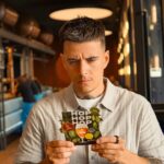 Jakub Kotek Instagram - Možná si říkáte sakra tyhle fotky už sem viděl - a máte pravdu. Instagram mi je bohužel smazal se strohým vysvětlením, že byly moc „boží“ (to se mi stává pořád) 🤷🏻‍♂️ Všichni víte, že já pivo moc rád a o pivní spolupráci se okrást nenechám. Vyjděme tedy do hospod na @volbasladku a dejme si HOPHOPHOP z moderního „českého“ chmele 🍺 ale pozor už dochází ⏲️ Váš pivomág Kuba. . . Pití alkoholu zakázáno osobám mladším 18 let. #napivosrozumem #volbasladku #hophophop #chmelchmelchmel #božíbožíboží #spoluprace