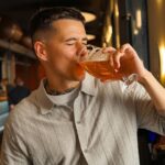Jakub Kotek Instagram - Možná si říkáte sakra tyhle fotky už sem viděl - a máte pravdu. Instagram mi je bohužel smazal se strohým vysvětlením, že byly moc „boží“ (to se mi stává pořád) 🤷🏻‍♂️ Všichni víte, že já pivo moc rád a o pivní spolupráci se okrást nenechám. Vyjděme tedy do hospod na @volbasladku a dejme si HOPHOPHOP z moderního „českého“ chmele 🍺 ale pozor už dochází ⏲️ Váš pivomág Kuba. . . Pití alkoholu zakázáno osobám mladším 18 let. #napivosrozumem #volbasladku #hophophop #chmelchmelchmel #božíbožíboží #spoluprace