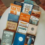 Jakub Kotek Instagram - Mnohé to překvapí, ale ano….. umím číst 📖 Nečtu moc, ale když dáte 10 stránek denně, dělá to knížku měsíčně. Tady pár tipů co jsem dal a čím budu pokračovat. Jaký knížky bavěj vás? . . Kdyby tenhle post přiměl jen jednoho z vás víc číst, tak…. dělám si srandu dělejte si co chcete 😋 #muck #buďboží