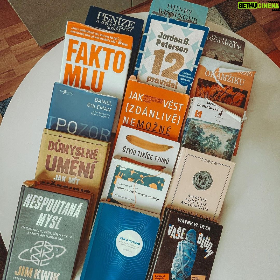 Jakub Kotek Instagram - Mnohé to překvapí, ale ano….. umím číst 📖 Nečtu moc, ale když dáte 10 stránek denně, dělá to knížku měsíčně. Tady pár tipů co jsem dal a čím budu pokračovat. Jaký knížky bavěj vás? . . Kdyby tenhle post přiměl jen jednoho z vás víc číst, tak…. dělám si srandu dělejte si co chcete 😋 #muck #buďboží