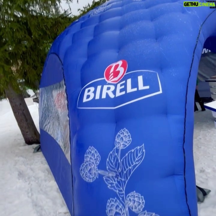 Jakub Kotek Instagram - Na skok do Pece 🏂 Na chuť Birrela 🍺 @birellcz #birelltepodrzi Byl jsem „koťákován“ (moje alternativa slova šokován) kolik nealkoholických Birell drinků si můžeš dát když seš trochu kreativní. PS: Ano umím žonglovat 🤹♀️ a pokud mě někdo osočí z toho, že se jedná photoshop dostane BAN a vypiju mu Birella 🥲 #buďkreativní #buďboží #spoluprace Pec Pod Snežkou