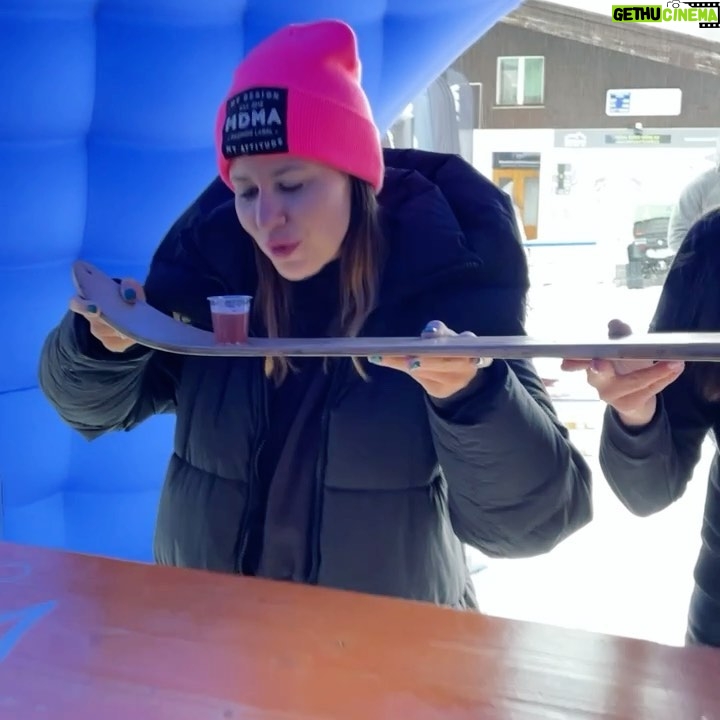 Jakub Kotek Instagram - Na skok do Pece 🏂 Na chuť Birrela 🍺 @birellcz #birelltepodrzi Byl jsem „koťákován“ (moje alternativa slova šokován) kolik nealkoholických Birell drinků si můžeš dát když seš trochu kreativní. PS: Ano umím žonglovat 🤹♀️ a pokud mě někdo osočí z toho, že se jedná photoshop dostane BAN a vypiju mu Birella 🥲 #buďkreativní #buďboží #spoluprace Pec Pod Snežkou