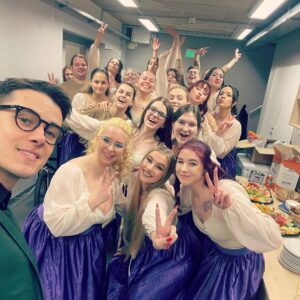 Jakub Kotek Instagram - Vždycky když si řikám, že se svět v prdel obrací dorazim někam na ples a narazim na partu milejch, pokornejch lidí co si chtěj užít život 🗺️ možná štěstí, ale myslim, že to je a bude to dobrý 🚀 díky díky