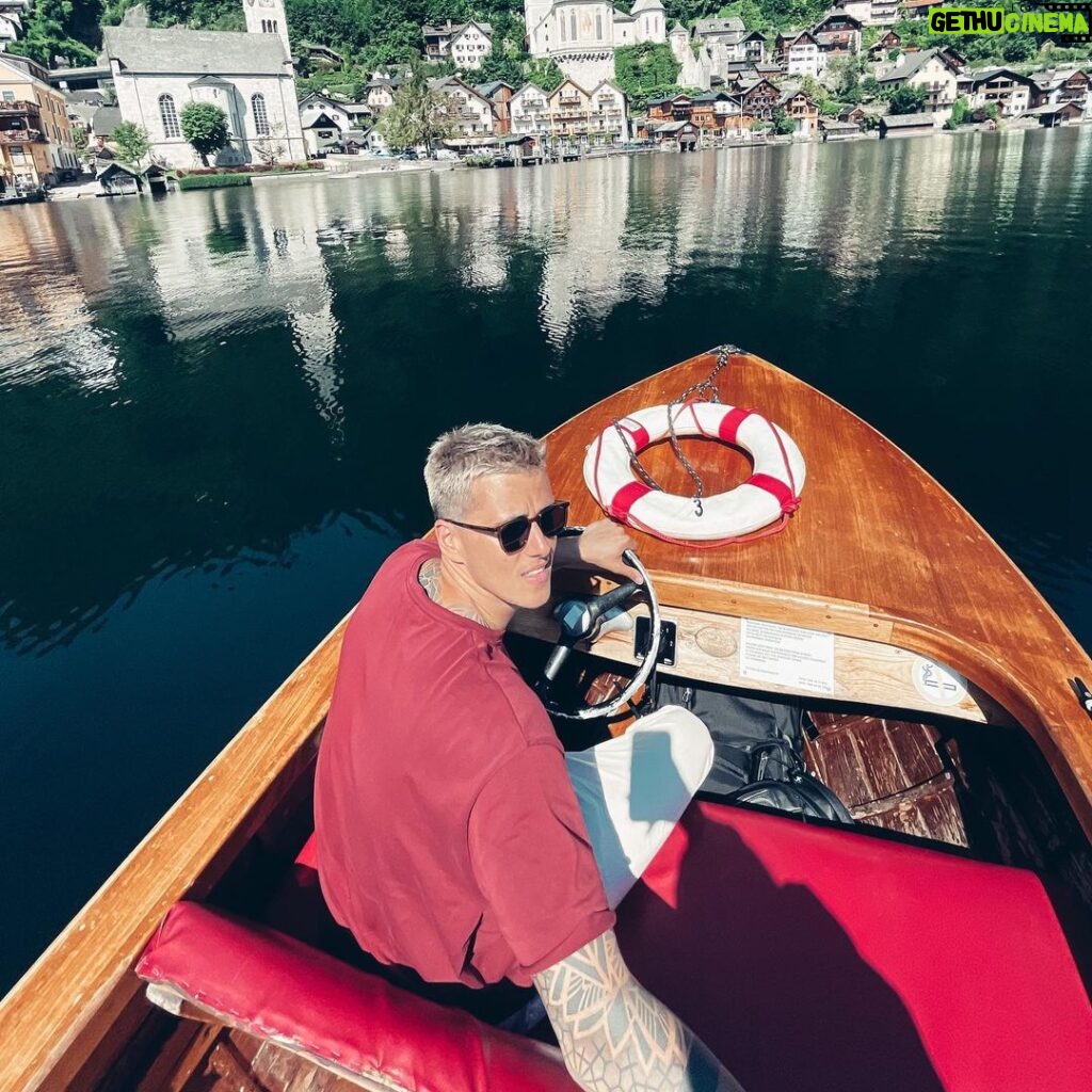 Jakub Kotek Instagram - I am on the boat 🚣🏻‍♂️ #capitan #božan Hallstatt, Austria