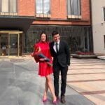 Jakub Kotek Instagram - Tak mám doma inženýrku👩🏻‍🎓To bych rád řekl 🥲 Bohužel @luciduskova je magistra - já vim já vim není to tak cool jako inženýrka, ale nekažte jí to. I tak je to borka ❤️ #žerutě Univerzita Karlova