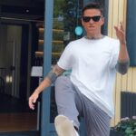 Jakub Kotek Instagram - Heslo pro udržení věčného léta bez mráčku je TROPIKale od @volbasladku 🌴 Svrchně kvašený nefiltrovaný beer s citrusovými tóny a hořkostí amerických chmelů 🍋🇺🇸 A ve vybraných podnicích si můžete dát i speciální pivní koktejl 🍹 . . Ano vím, v mém provedení najdete mnoho nedokonalostí a rád bych řekl, že úmyslných, ale svět nemůže být plný dokonalých influencerů. Aby jste si těch opravdu dobrých vážili jsem tu já ❤️ . Díky @volbasladku že mi dáváte šanci. #napivosrozumem #volbasladku #spoluprace