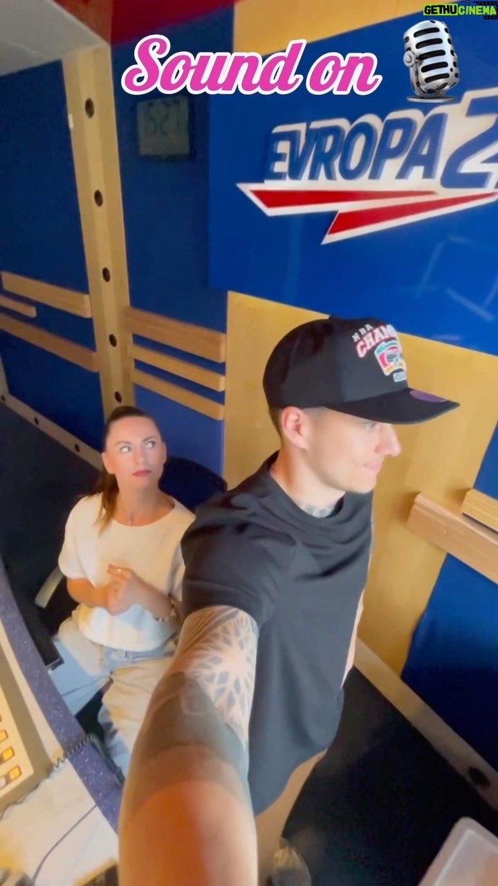 Jakub Kotek Instagram - 🎙️ SOUND ON 🎙️Náš pan ředitel je fajn chlap a občas udělá charitativní skutek 🎙️ a tak nás nechal s @ivana_fancy vysílat na @e2cz pospolu 📻 A protože má Ivča dneska kulaté narozeniny (40 🤫) je to skvělá příležitost ji říct, že je “boží” a že ji máme rádi. Takže já vykopávám - Ivano Chlupová Davidová Kulhánková si boží a mám tě lidsky rád ❤️🎂 #fancy #ivca