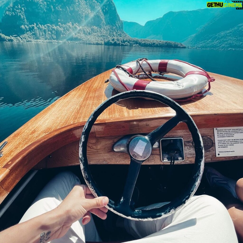 Jakub Kotek Instagram - I am on the boat 🚣🏻‍♂️ #capitan #božan Hallstatt, Austria