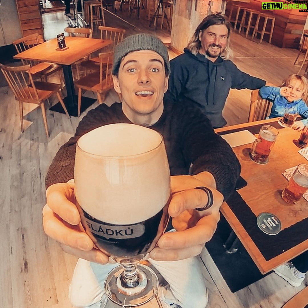 Jakub Kotek Instagram - Čau tady Koťák „Plamínek“ junior🔥Díky této kouli vím už teď, co bude na čepu celý příští rok 📆 Ale neřeknu vám to, protože nevím, jestli jste byli hodní 😋 no dobře, tak aspoň prosinec. To pro vás sládci připravili BLACK IPA (Black India Pale Ale). Chuťově je charakteristické výraznou hořkostí a čokoládovými tóny🍺Ve vůni je cítit chmelové a citrusové aroma a je to lahoda. . . Pokud jste o @volbasladku ještě neslyšeli (což se mi nechce vůbec věřit), je to záruka kvalitního piva, které má za cíl prezentovat rozmanitost pivního světa a pivních stylů. Od 2015 ve více jak 1000 podnicích 🏠 #napivosrozumem #volbasladku #pulnocni #spoluprace #boží