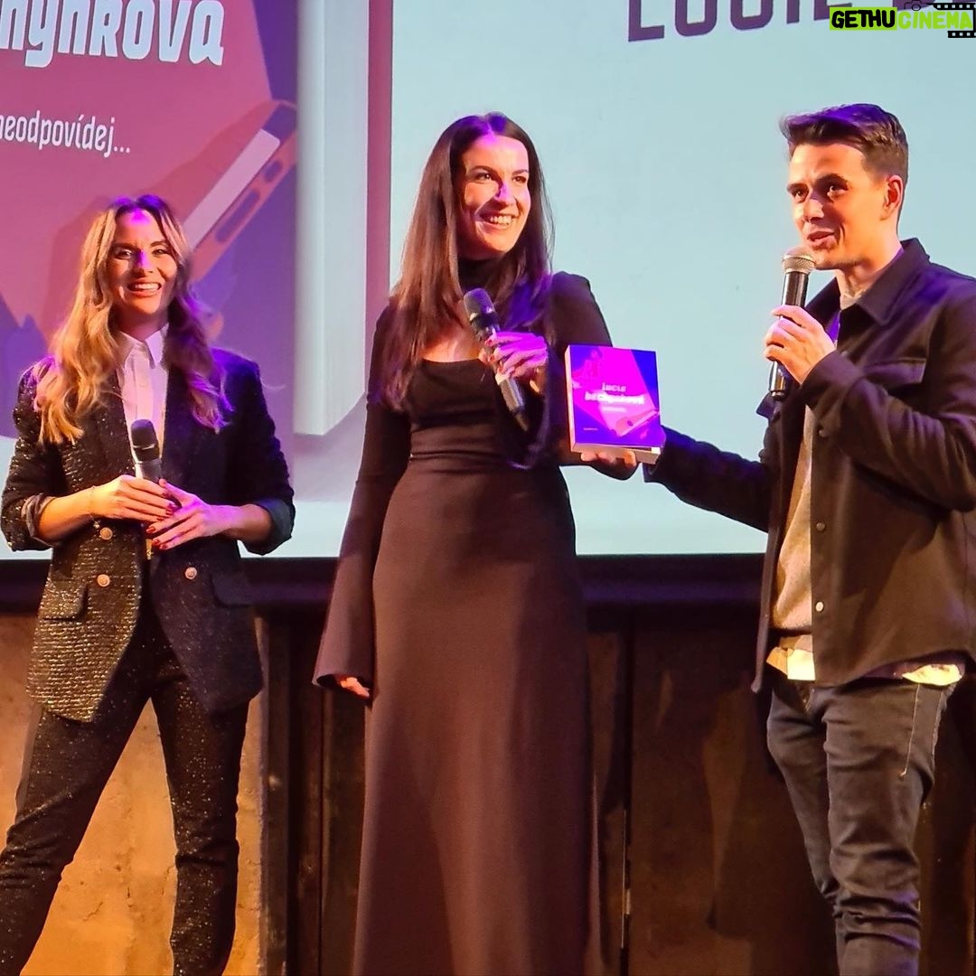 Jakub Kotek Instagram - Pracovitá milovnice české kuchyně a zločinožroutka @luciebechynkova vydala další knihu 📖 Tentokrát její krimi debut „Neodpovídej“ 🤫 keeping up with Lucius! #bechy #je #boží