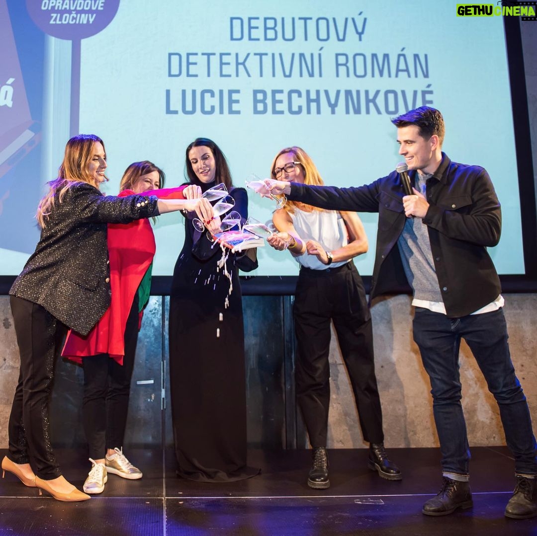 Jakub Kotek Instagram - Pracovitá milovnice české kuchyně a zločinožroutka @luciebechynkova vydala další knihu 📖 Tentokrát její krimi debut „Neodpovídej“ 🤫 keeping up with Lucius! #bechy #je #boží
