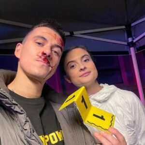 Jakub Kotek Instagram - Psal se rok 2006, kdy jsem dostal svoji první hereckou příležitost ve filmu Experti 🎥 K dnešnímu dni 436. nejhorší film podle ČSFD 🎬 Po dlouhých 17ti letech se zapomnělo a tak jsem dostal šanci znovu. Tentokrát v první epizodě druhé série seriálu Einstein 🦹🏼‍♂️ Hraju youtubera Crazy Dannyho - milovníka výbušnin 💥 Neskromně si myslím, že já a Emma letos dostaneme Thálii. #einstein #koťák