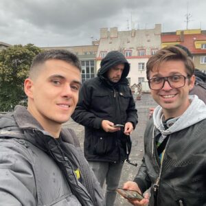 Jakub Kotek Instagram - Psal se rok 2006, kdy jsem dostal svoji první hereckou příležitost ve filmu Experti 🎥 K dnešnímu dni 436. nejhorší film podle ČSFD 🎬 Po dlouhých 17ti letech se zapomnělo a tak jsem dostal šanci znovu. Tentokrát v první epizodě druhé série seriálu Einstein 🦹🏼‍♂️ Hraju youtubera Crazy Dannyho - milovníka výbušnin 💥 Neskromně si myslím, že já a Emma letos dostaneme Thálii. #einstein #koťák