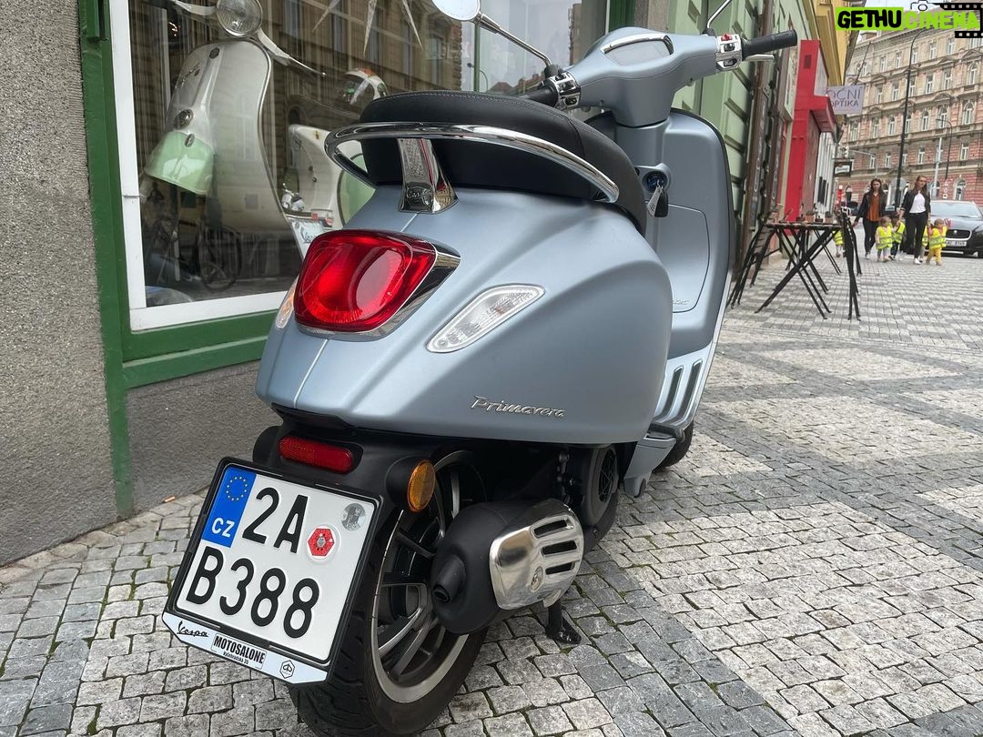 Jakub Prachař Instagram - Je to splněný sen. A jako Praha, B jako Brno. Moje Vespa je konečně světová. @motosalone