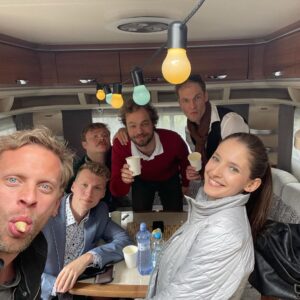 Jakub Prachař Instagram - Neni to špatná parta. Dovolená v karavanu v šesti je sen.