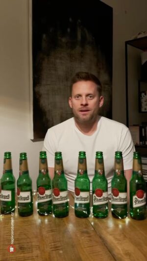 Jakub Prachař Instagram - Jestli si Vánoce nedovedu bez něčeho představit, tak jsou to koledy a @pilsner.urquell 🍺🎁
#pilsnerurquell #18plus #spoluprace