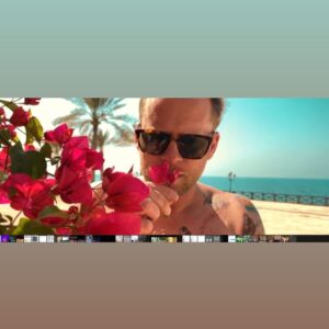 Jakub Prachař Instagram - Trvalo to dlouho, přesně 37 let. Dostal jsem nabídku, která se nedá odmítnout. Hlavní role v klipu Monkey Business. Zadání bylo. Spokojený Švéd. Pustil jsem se hned do práce a svědomitě zapracoval na své postavě. Po vzoru amerických opravdových herců jsem si najal výživového poradce, abych na své figuře dodal opravdovost. Výsledek je vynikající a za tuto příležitost děkuji. @ruppertmatej  https://m.youtube.com/watch?v=S2qf1KfUj9U