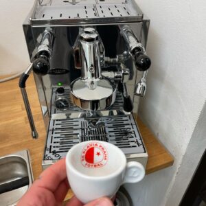 Jakub Prachař Instagram - Právě dnes začíná má baristická kariéra. Všechno jde, když si necháte poradit. Díky @robinblaschkebarista a Rcaffe. Jdu na to. Toto není placená reklama, jen poděkování.