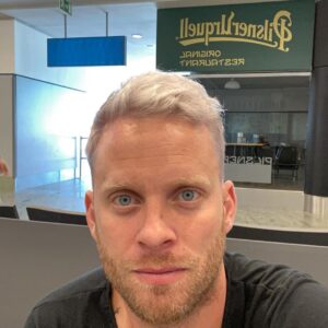 Jakub Prachař Instagram - Rok se s rokem sesel. V tomto obdobi jsem dokazal umistit i 20 fotografii na instagram a podarilo se mi zesedivet. See you soon mr. Boucek. Ritual jako vzdy. Bacardi, cola, 🛫