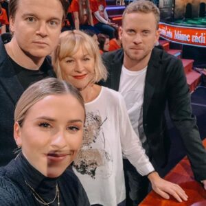 Jakub Prachař Instagram - Tak dnes 20:15. Zijici autor Peta Kolecko, zijici Dana Batulkova, jiz vdecim za polovinu sveho mozku a ma sestra, ktera vypada lepe po ranu nez na instagramu.