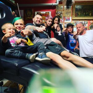 Jakub Prachař Instagram - Happy family. @lucky_hazzard, @katka.lucky.hazzard.hair kdyby nekdo chtel maj tu vsechno. Obleceni, nazor a klid. Italska 28. Toto je placena spoluprace. Dostal jsem vycpanou lisku a vltavin. At zije Bedrich Smetana.