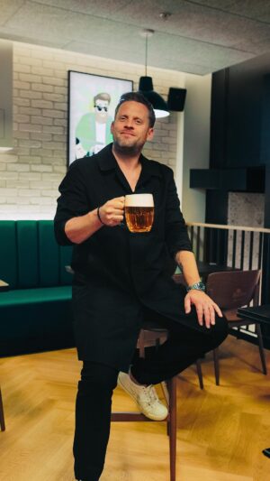 Jakub Prachař Instagram - Na ta správná rozhodnutí 🍺❤️
#pilsnerurquell
#placenaspoluprace