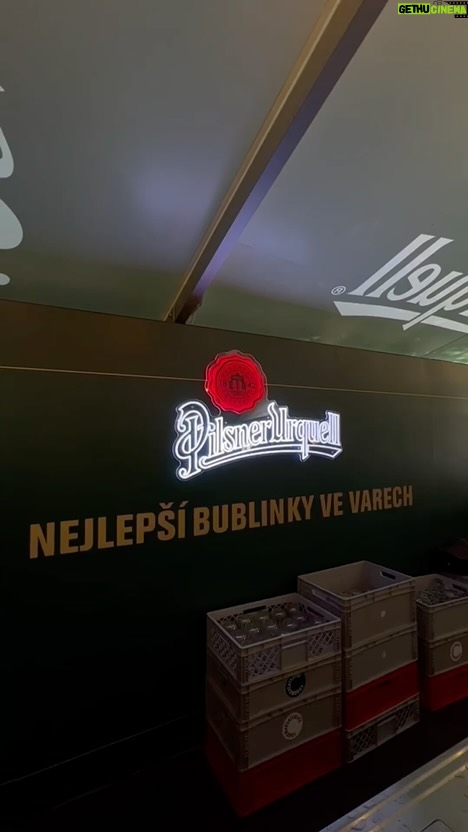 Jakub Prachař Instagram - Kdo byl letos ve Varech ví, že ty nejlepší bublinky byly ty od @pilsnerurquell 🍻 Díky, krásný to bylo. Placená spolupráce.