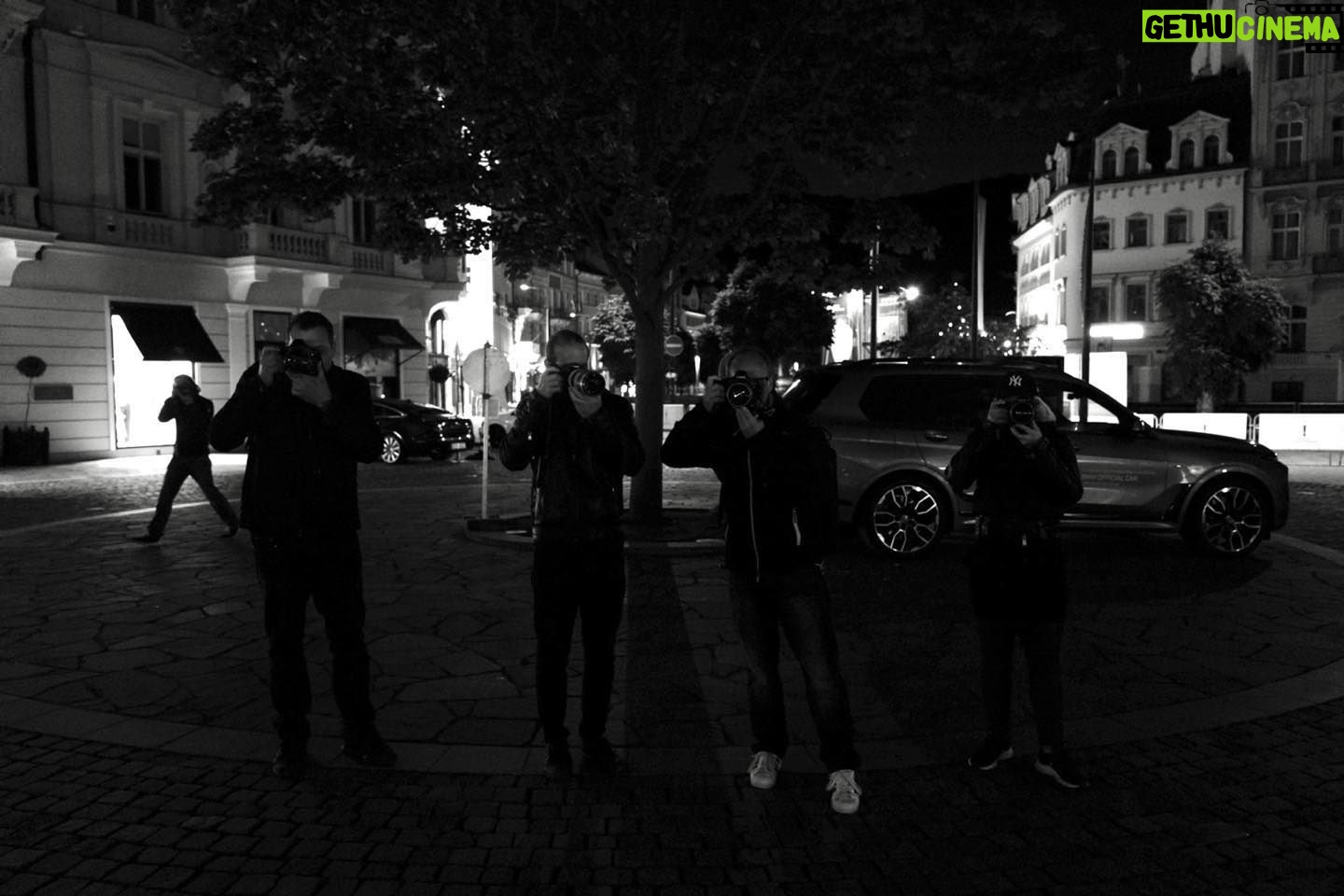 Jakub Prachař Instagram - Před chvílí foceno. I jim patří dík. Čekají hodiny, aby něco blejskli a někdo tomu potom dal polopříběh. Tak jsem je taky blejsknul, aby se blejskli. Foceno bez Blesku.