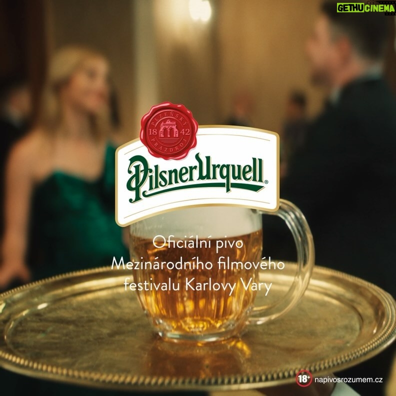 Jakub Prachař Instagram - Kdybych se já býval zeptal @iamhanavagnerova, co si dá přesně k pití, nemusel bych ty nejlepší bublinky ve Varech nosit natřikrát. Dá si ještě někdo Plzeň? 🎥🍻 #kviff #pilsnerurquell #plzenvevarech #18plus placená spolupráce @pilsner.urquell